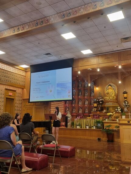 Auch Tag acht unserer Reise begann recht früh am Morgen und wir machten uns nach einem leckeren Frühstück im den Gastfamilien auf den Weg zum größten buddhistischen Tempel in Austin - dem To Guang Shan Xiang Yun Tempel. Nachdem wir dort mit etwas Verspätung angekommen und herzlich begrüßt worden waren, erhielten wir eine kleine Führung durch das Gebäude und den umliegenden Garten, sowie eine interessante Einführung in die buddhistische Lehre. Danach nahmen wir in dem nach Räucherstäbchen duftenden Hauptraum des Tempels an einer Festveranstaltung zum Gründungstag und Moon-Festival teil. Besonders der Altarbereich war mit viel Gold aufwendig geschmückt und drei große Buddha-Figuren schmückten die Mitte. Auch die Wände und die Decke waren Übersät von unzähligen kleinen Fliesen auf denen bunte Buddhas abgebildet waren. Den musikalischen Teil durften, neben einem Chor und Prof. Michael Schneider, welcher am Tag zuvor die Masterclass gehalten hat, wir Schüer*innen und Lehrenden gestalten. Anschließen aßen wir gemeinsam im Tempel Mittag- es gab ein asiatisches Reisgericht mit Linsen, Tofu, Erbsen und Brotfladen. Alles vegan, wie es typisch für die Buddhisten. Am NAchmittag fuhren wir wieder in die Covenant United Methodist Church, um für das Abschlusskonzert am Sonntag zu proben. Im Anschluss hörten wir das Solokonzert des Pianisten Dr. Michael Schneider, in dem auch Alena und Nick mit einem vierhändigen Stück auftreten durften. Später haben wir mit den Gastfamilien Abendbrot gegessen und einen schönen Abend verbracht. Und so war auch dies ein ereignisreicher Tag unserer Texas-Reise.