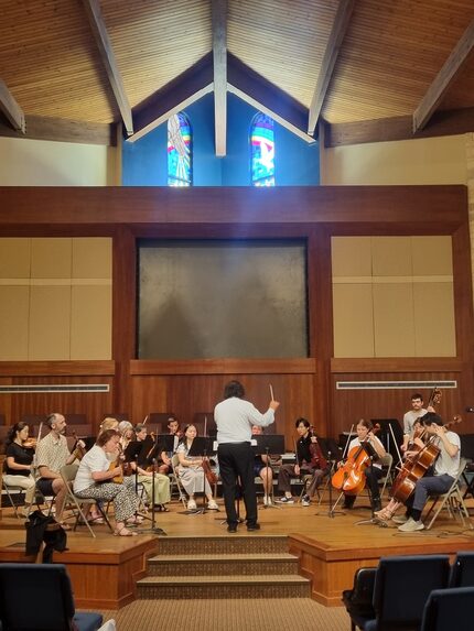 Auch Tag acht unserer Reise begann recht früh am Morgen und wir machten uns nach einem leckeren Frühstück im den Gastfamilien auf den Weg zum größten buddhistischen Tempel in Austin - dem To Guang Shan Xiang Yun Tempel. Nachdem wir dort mit etwas Verspätung angekommen und herzlich begrüßt worden waren, erhielten wir eine kleine Führung durch das Gebäude und den umliegenden Garten, sowie eine interessante Einführung in die buddhistische Lehre. Danach nahmen wir in dem nach Räucherstäbchen duftenden Hauptraum des Tempels an einer Festveranstaltung zum Gründungstag und Moon-Festival teil. Besonders der Altarbereich war mit viel Gold aufwendig geschmückt und drei große Buddha-Figuren schmückten die Mitte. Auch die Wände und die Decke waren Übersät von unzähligen kleinen Fliesen auf denen bunte Buddhas abgebildet waren. Den musikalischen Teil durften, neben einem Chor und Prof. Michael Schneider, welcher am Tag zuvor die Masterclass gehalten hat, wir Schüer*innen und Lehrenden gestalten. Anschließen aßen wir gemeinsam im Tempel Mittag- es gab ein asiatisches Reisgericht mit Linsen, Tofu, Erbsen und Brotfladen. Alles vegan, wie es typisch für die Buddhisten. Am NAchmittag fuhren wir wieder in die Covenant United Methodist Church, um für das Abschlusskonzert am Sonntag zu proben. Im Anschluss hörten wir das Solokonzert des Pianisten Dr. Michael Schneider, in dem auch Alena und Nick mit einem vierhändigen Stück auftreten durften. Später haben wir mit den Gastfamilien Abendbrot gegessen und einen schönen Abend verbracht. Und so war auch dies ein ereignisreicher Tag unserer Texas-Reise.