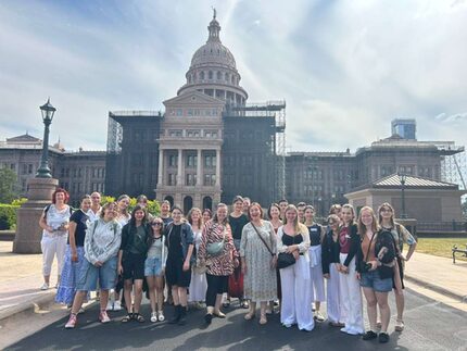KON vor dem Texas State Capitol